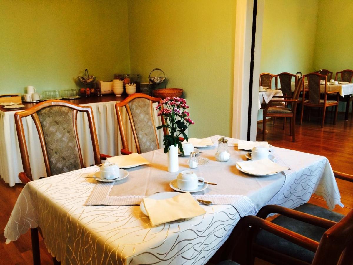 Gedeckter Frühstückstisch in der Pension an der Havelbucht